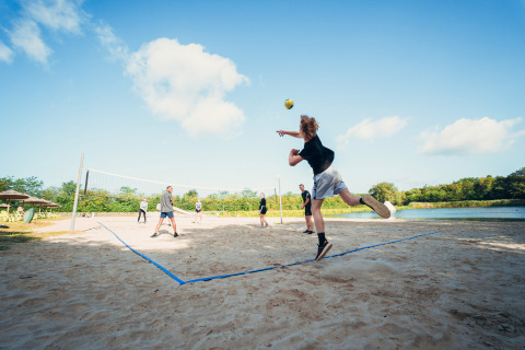 Personas jugando voleibol de playa en la cancha de arena de Camping de Papillon, Overijssel, Países Bajos.