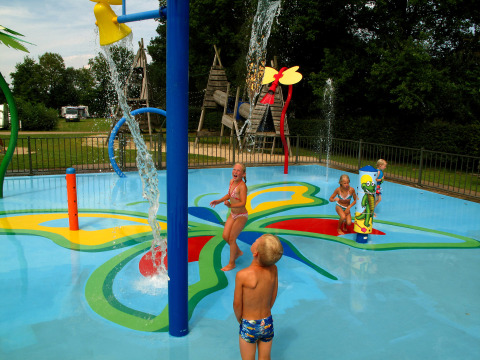 Niños juegan en un colorido parque acuático en Camping de Papillon, parque vacacional en Overijssel, Países Bajos.