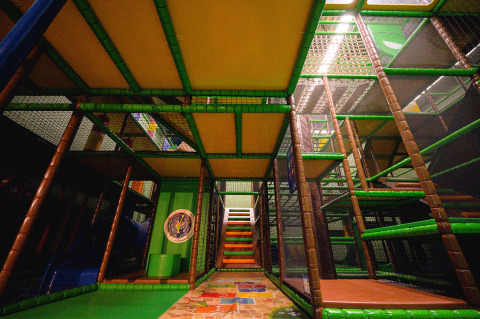 Parque infantil interior con estructuras para escalar en camping de vacaciones en Limburg, Países Bajos.
