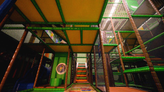 Parque infantil interior con estructuras para escalar en camping de vacaciones en Limburg, Países Bajos.