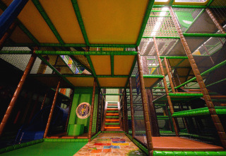 Parque infantil interior con estructuras para escalar en camping de vacaciones en Limburg, Países Bajos.