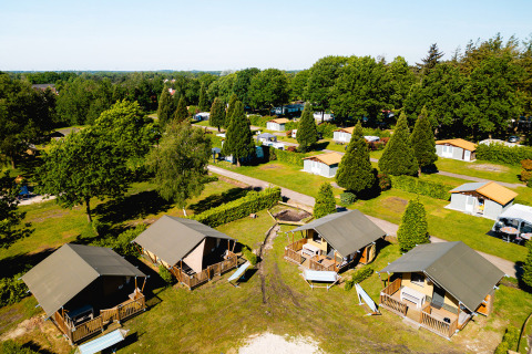 Vista aérea del parque vacacional Camping de Schatberg en Limburgo, Países Bajos, con cabañas y naturaleza.