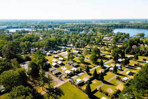 Vista aérea del parque vacacional Camping de Schatberg en Limburg, Países Bajos, con zonas verdes y lagos.