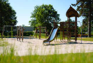 Parco giochi con altalene, scivolo e torre da arrampicata al Camping de Schatberg, Limburg, Paesi Bassi.