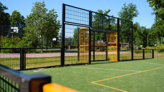 Campo deportivo al aire libre con portería y canastas en Camping de Schatberg, parque vacacional en Limburgo, Países Bajos.