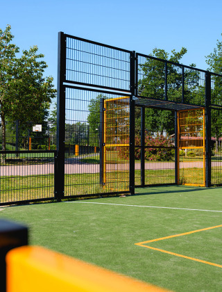 Campo deportivo al aire libre con portería y canastas en Camping de Schatberg, parque vacacional en Limburgo, Países Bajos.