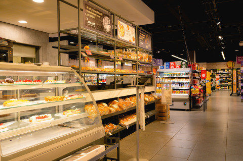 Supermercado en Camping de Schatberg, Limburg, Países Bajos, con pan fresco, pasteles y moderna decoración.