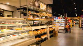 Supermercado en Camping de Schatberg, Limburg, Países Bajos, con pan fresco, pasteles y moderna decoración.