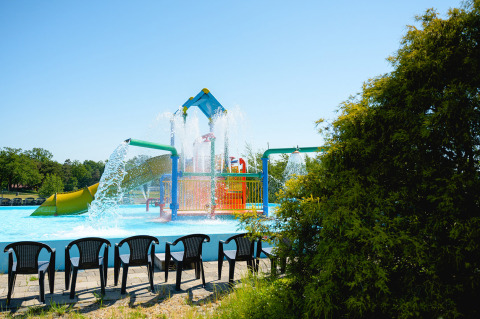 Parque acuático con toboganes, fuentes y sillas vacías en Camping de Schatberg, Limburg, Países Bajos.