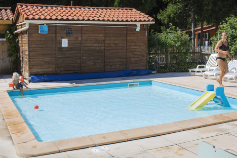 Piscina infantil con tobogán y juguetes en Camping de Vaubarlet, Auvergne-Rhône-Alpes, Francia.