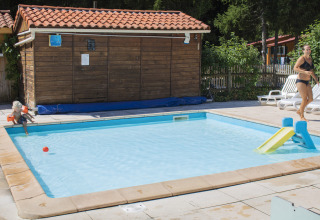 Piscina per bambini con scivolo e giochi presso Camping de Vaubarlet, Auvergne-Rhône-Alpes, Francia.