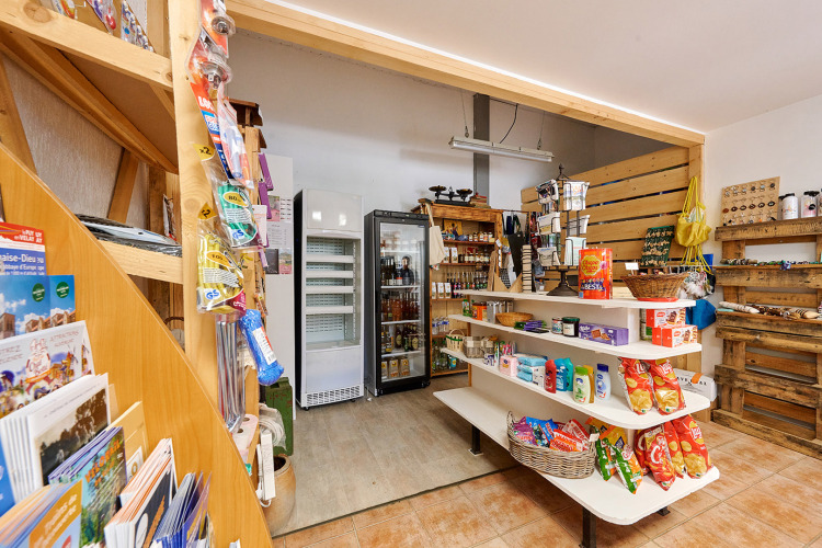 Small shop selling snacks, drinks, and groceries at Camping de Vaubarlet holiday park in France.