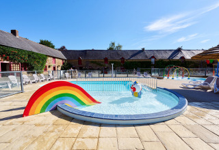 Børnepool med regnbue og sjove figurer på Camping Domaine du Logis, feriepark i Bretagne, Frankrig.