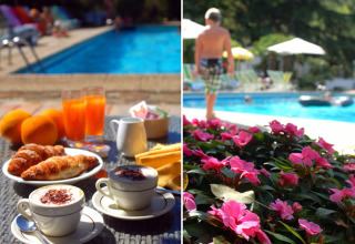 Ontbijt met koffie en sap aan het zwembad bij Camping Delle Rose, Ligurië, Italië, met bloemen en vakantiegangers.