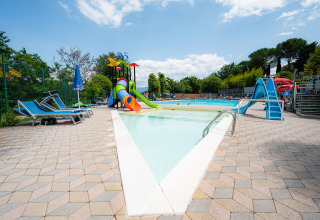 Børnevenligt poolområde med rutsjebaner og liggestole på Camping Il Poggetto, Toscana, Italien.