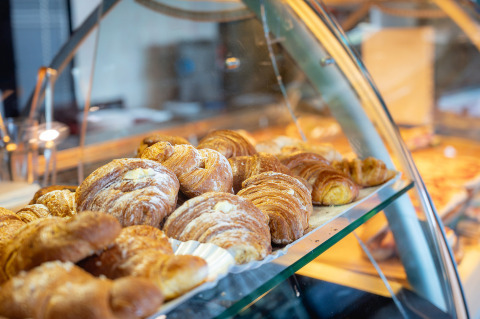 Croissants frais exposés sous vitrine au Camping Il Poggetto, un parc de vacances en Toscane, Italie.
