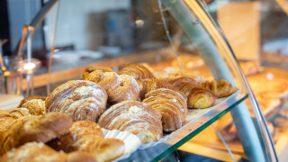 Croissants frescos en vitrina en Camping Il Poggetto, un parque vacacional en la Toscana, Italia.