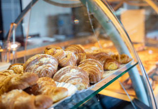 Croissant freschi in vetrina al Camping Il Poggetto, un villaggio turistico in Toscana, Italia.