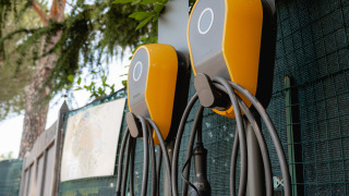 Dos estaciones de carga para coches eléctricos en Camping Il Poggetto, un complejo vacacional en la Toscana.