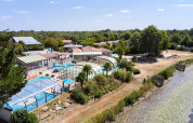Parque de vacaciones Camping La Bretonnière en Pays de la Loire, Francia, con piscinas cubiertas y naturaleza.