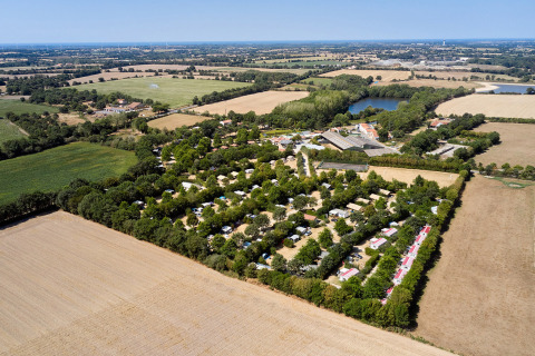 Vista aérea de Camping La Bretonnière, un parque vacacional rodeado de campos en Pays de la Loire, Francia.