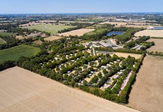 Luftaufnahme vom Camping La Bretonnière, einem Ferienpark umgeben von Feldern in Pays de la Loire, Frankreich.