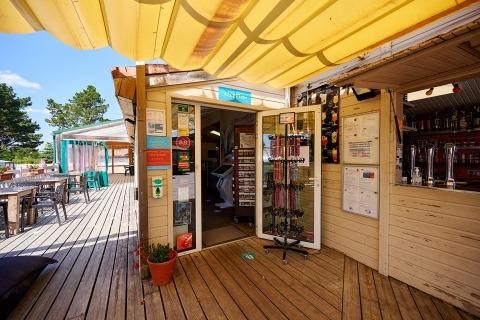 Recepción y terraza al aire libre en Camping La Bretonnière en Pays de la Loire, Francia.