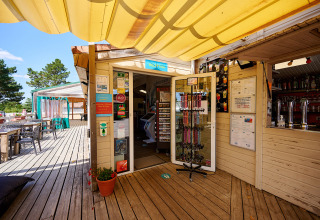 Udendørs terrasse og reception ved Camping La Bretonnière feriepark i Pays de la Loire, Frankrig.