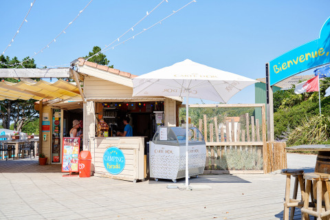 Camping La Bretonnière parque de vacaciones en Pays de la Loire, Francia. Quiosco de helados bajo parasol.