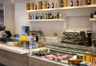 Moderne café med kager, slik og drikkevarer på Camping La Chiocciola, en feriepark i Toscana, Italien.