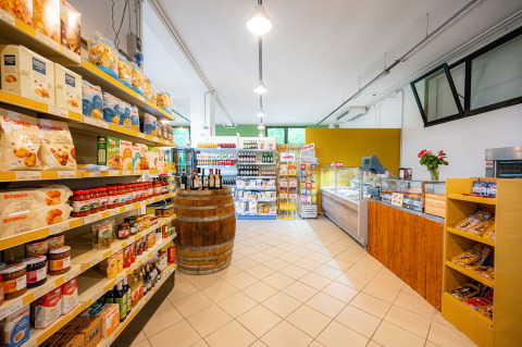 Vista interior de una tienda bien surtida en el Camping La Chiocciola, parque vacacional en la Toscana, Italia.