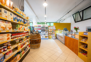 Binnenzicht van een goed gevulde winkel op Camping La Chiocciola vakantiepark in Toscane, Italië.