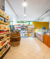 Innenaufnahme eines gut sortierten Ladens im Camping La Chiocciola Ferienpark in der Toskana, Italien.