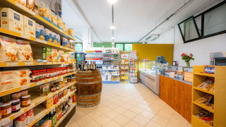 Vista interior de una tienda bien surtida en el Camping La Chiocciola, parque vacacional en la Toscana, Italia.