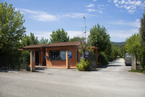 Entrada al Camping La Chiocciola en la Toscana, Italia, mostrando la recepción principal y la zona de acceso.