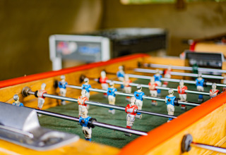 Primo piano di un calcio balilla al Camping La Clémentine, un villaggio vacanze in Occitania, Francia.