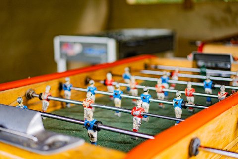 Dichtbijzicht van een tafelvoetbalspel op Camping La Clémentine, een vakantiepark in Occitanië, Frankrijk.