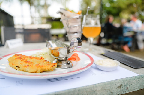 Primer plano de una comida apetitosa servida al aire libre en Camping La Colline, Bélgica Luxemburgo, con bebida.