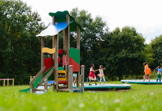 Kinderen spelen op de speeltuin van Camping La Colline, een vakantiepark in België Luxemburg, België.
