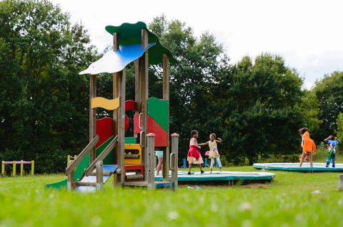 Bambini che giocano nel parco giochi di Camping La Colline, un villaggio vacanze in Belgio Lussemburgo, Belgio.