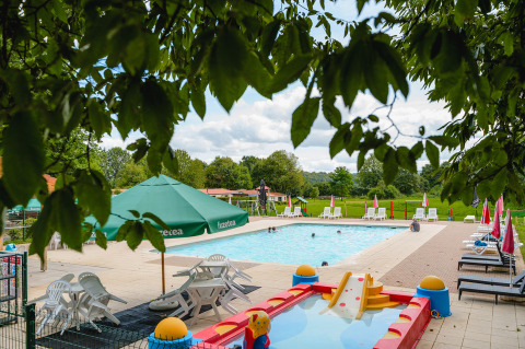 Außenpool und Spielbereich im Camping La Colline Ferienpark in Belgisch Luxemburg, Belgien.