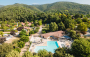 Luftfoto af Camping La Garenne feriepark med swimmingpool og grønne bakker i Auvergne-Rhône-Alpes, Frankrig.