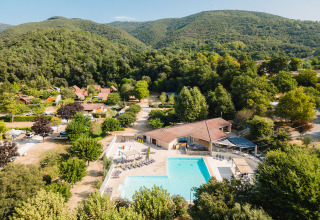 Luchtfoto van vakantiepark Camping La Garenne met zwembad en heuvels in Auvergne-Rhône-Alpes, Frankrijk.