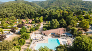 Luchtfoto van Camping La Garenne vakantiepark met zwembad en groene heuvels in Auvergne-Rhône-Alpes, Frankrijk.