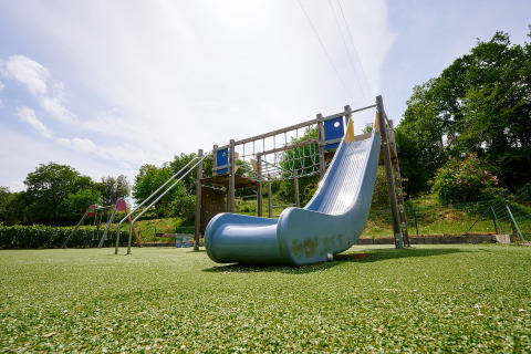 Aire de jeux avec toboggan et structure à grimper au Camping La Garenne, Auvergne-Rhône-Alpes, France.