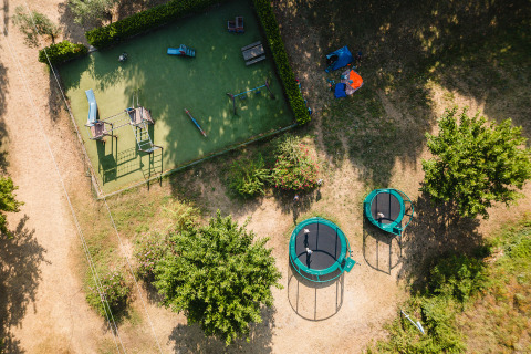Vista aerea di parco giochi e trampolini a Camping La Garenne, Auvergne-Rhône-Alpes, Francia.