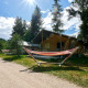 Safari-teltet Villatent Wood ved Camping de Vaubarlet i Frankrig med hængekøjer og frodig natur.