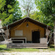 Safari telt Villatent Wood på Camping Il Poggetto i Italien med hængekøje og terrasse foran teltet.