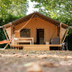Safari-teltet Villatent Nomad ved Camping La Garenne i Frankrig, med hængekøje og terrasse i skyggen.
