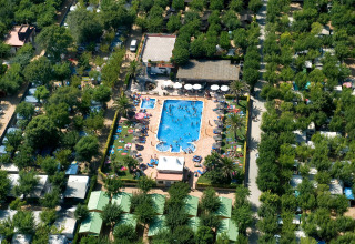 Luftfoto af Camping La Masia i Catalonien, Spanien med swimmingpool, grønne omgivelser og ferieboliger.